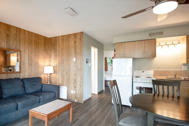 Oceanview Driftwood Cabin - Parksville