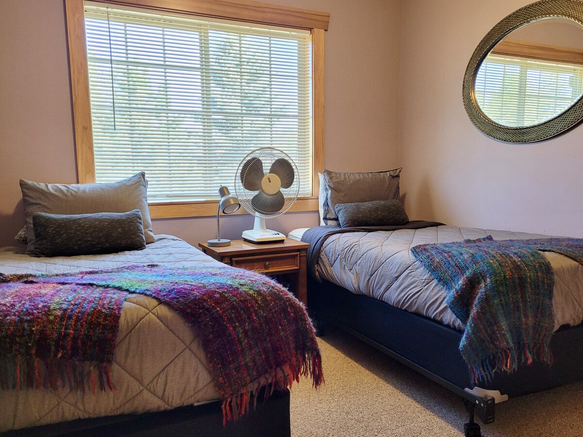 第三间卧室配有2张单人床