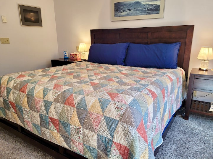 Спалня с голямо двойно легло