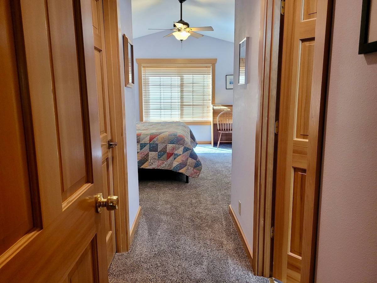 通往楼上带套内卫生间的主卧（加大双人床）