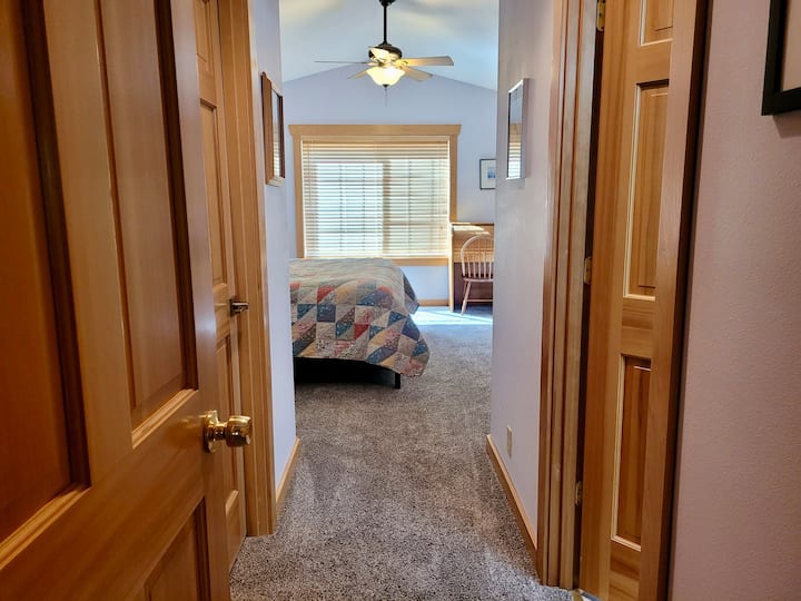 Вход към спалнята на горния етаж с баня