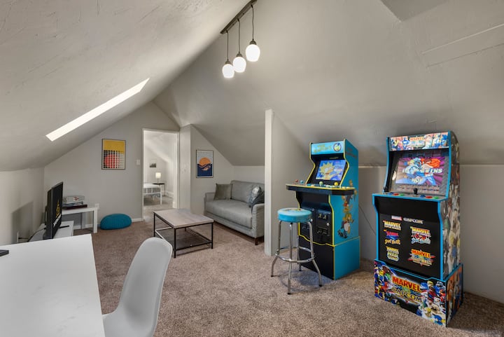 Sehemu ya pili ya sebule kwenye ghorofa ya pili inatoa televisheni janja nyingine ya Roku, eneo mahususi la kufanyia kazi na michezo ya kawaida ya arcade! 