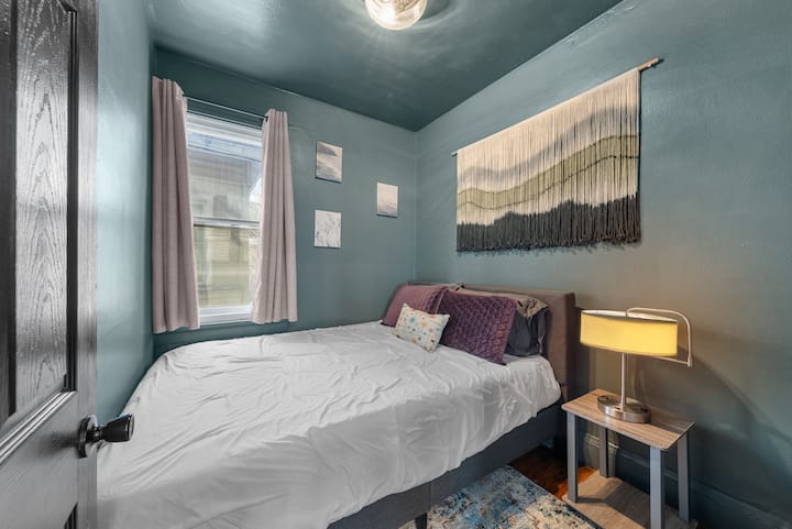 Chumba cha kulala cha ghorofa ya kwanza chenye starehe nje ya jikoni chenye mapambo maridadi na mwanga mwingi wa asili! 