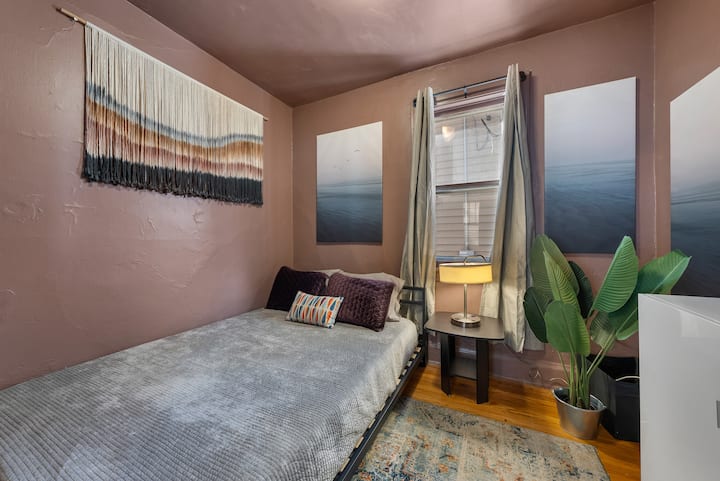 Chumba cha kulala cha ghorofa ya kwanza chenye kitanda cha ukubwa wa kifalme na mapambo maridadi! 