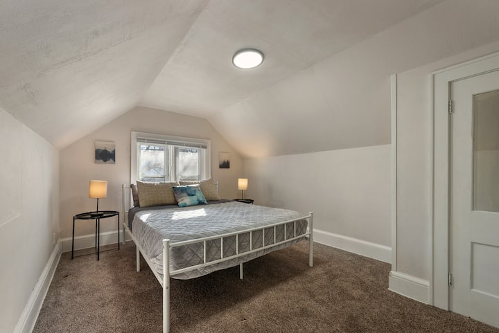 Moja ya vyumba viwili vya kulala vya ghorofa ya pili. Chumba hiki kina nafasi ya kutosha ya kabati na taa! 