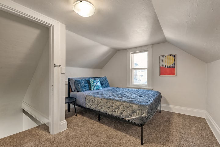 Mojawapo ya vyumba viwili vya kulala vya ghorofa ya pili na kitanda cha ukubwa wa malkia na nafasi kubwa ya kuhifadhi.