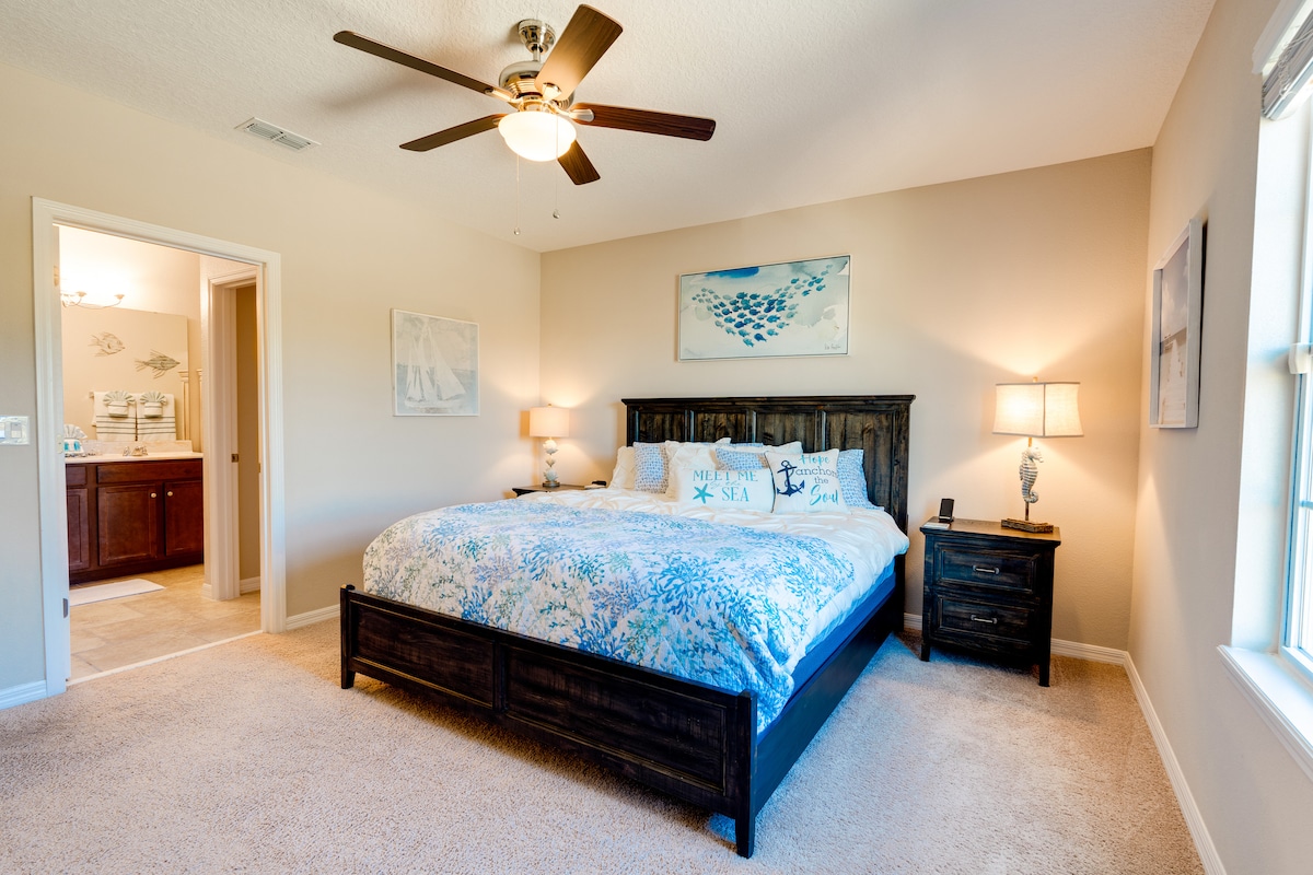 Ghorofa ya pili * Ndoto ya Bahari * Chumba kikuu cha kulala:
 Inajumuisha kitanda cha ukubwa wa King, bafu kamili la chumbani, televisheni mahiri kwa ajili ya kutazama mtandaoni na televisheni ya kebo, kabati kubwa la kuingia, kabati la kujipambia, chaja ya simu kwenye kila stendi ya usiku.