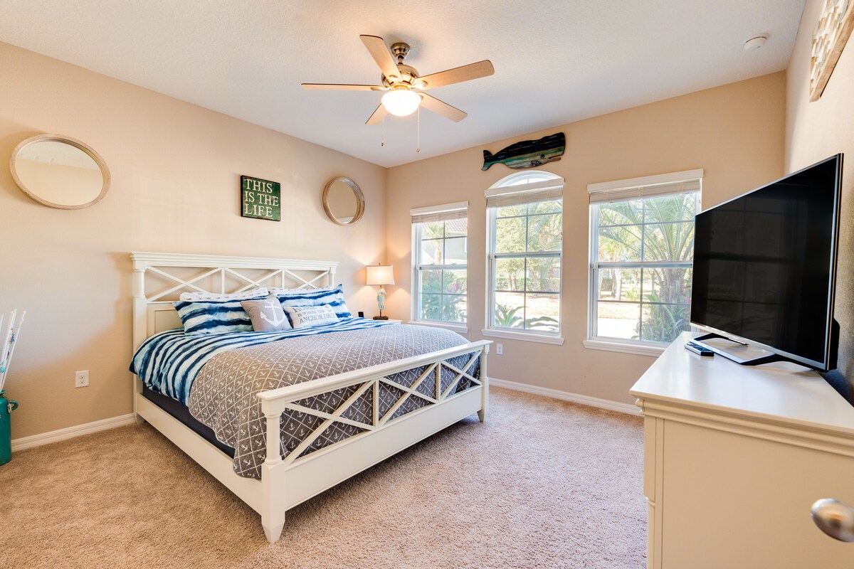  Chini ya ghorofa *Coral Reef* chumba cha kulala chenye mandhari na kitanda cha ukubwa wa King, matandiko na  mashuka yenye ubora wa Hight, Sanaa ya Kuta inayovutia macho, televisheni mahiri kwa ajili ya kutazama mtandaoni na televisheni ya kebo, kabati la kujipambia, chaja ya simu na bafu kamili karibu na mlango.
