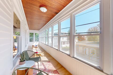 Lookout on Liberty | Renovated | 7 beds + parking