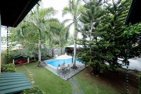 Family Home with Pool & Jacuzzi