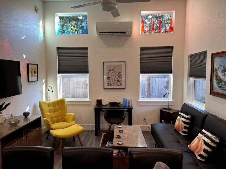Pet Friendly Tiny Glass House No Cleaning Fee - Eugene, OR