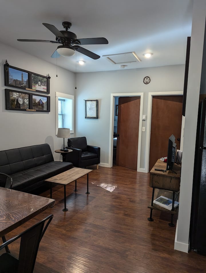 Vista della zona giorno mentre cammini nell'appartamento.