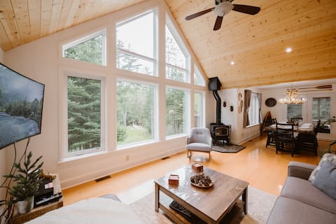 Peaceful Muskoka Riverfront cottage hot tub/Games