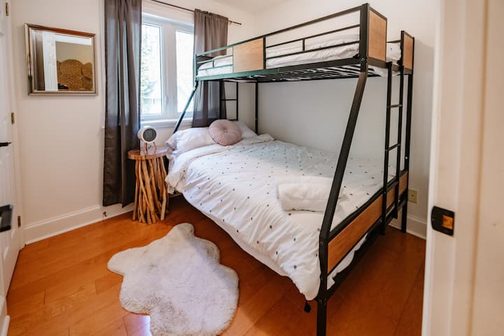 Საძინებელი 3 (ორსართულიანი საწოლი - ორადგილიანი საწოლი ქვედა / ერთადგილიანი ზედა ნაწილში)