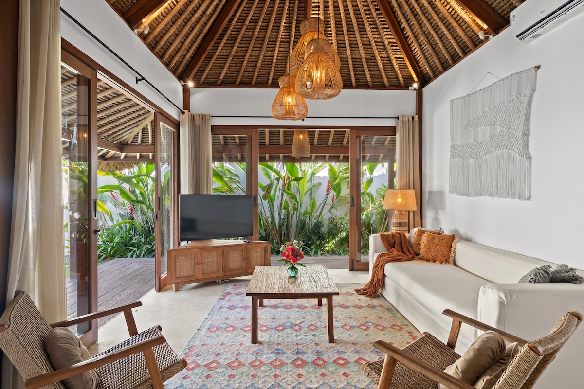 Villa in South Kuta · ★4.96 · 2 bedrooms · 2 beds · 2 private baths, Airbnb-Vergleich