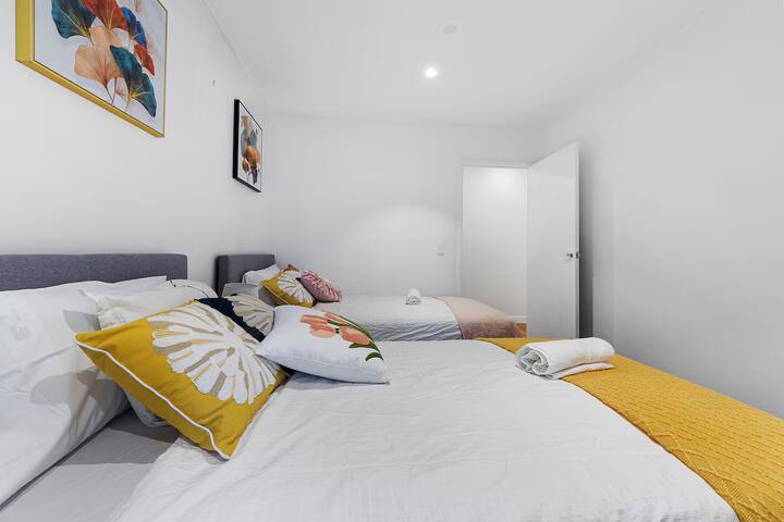 17-Lovely 2B2B Apt CBD | SkyBus | Paid Parking gallery image 5