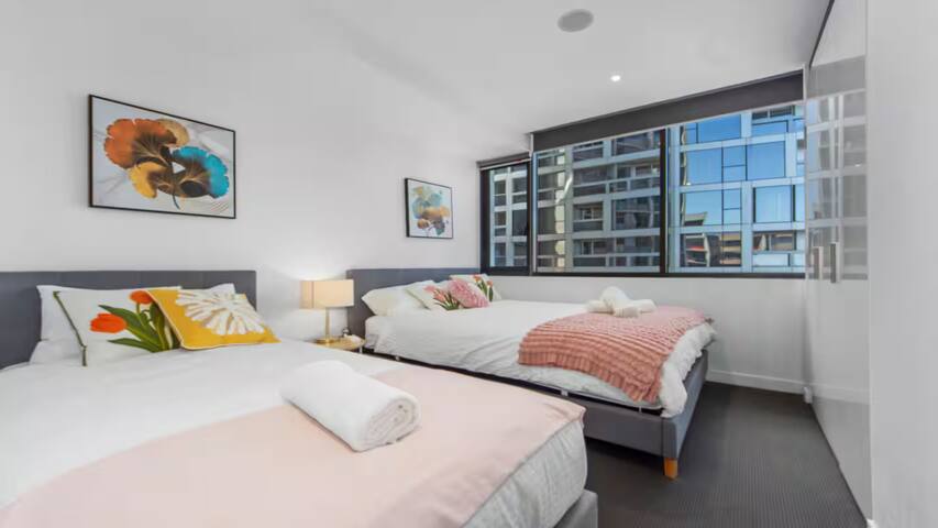 17-Lovely 2B2B Apt CBD | SkyBus | Paid Parking gallery image 4