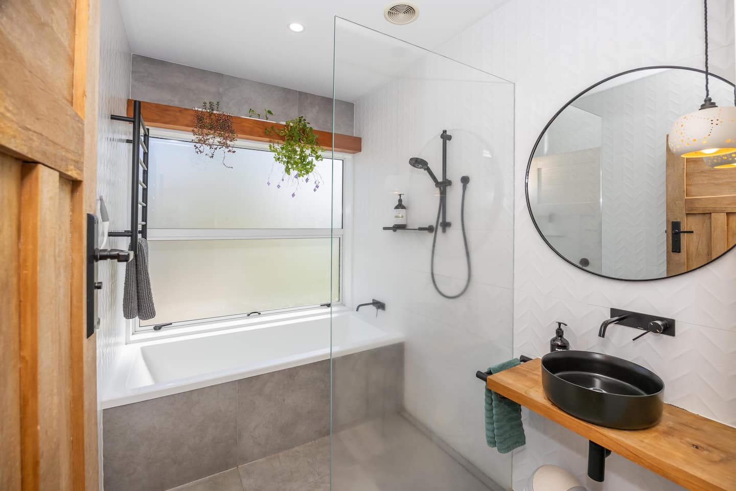 Luxurious Mountain View Home With Spa 2