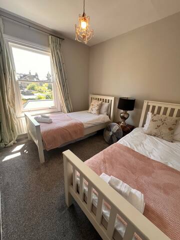 London Townhouse + AC. Putney Riverside. 5 Star gallery image 2