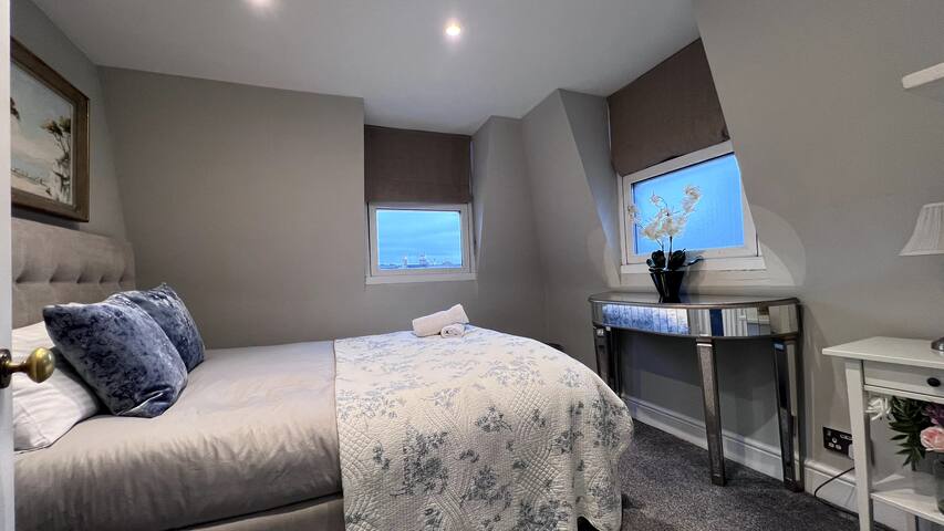 London Townhouse + AC. Putney Riverside. 5 Star gallery image 3