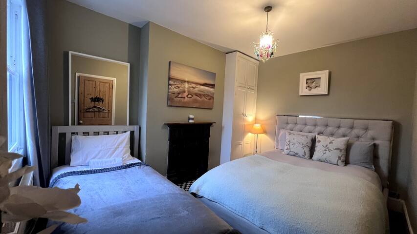 London Townhouse + AC. Putney Riverside. 5 Star gallery image 5