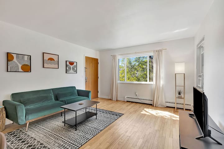 The 'Lions Den' Pet Friendly, 10 Mins To Ucmc, Perfect For Long Term Stays - Cincinnati, OH