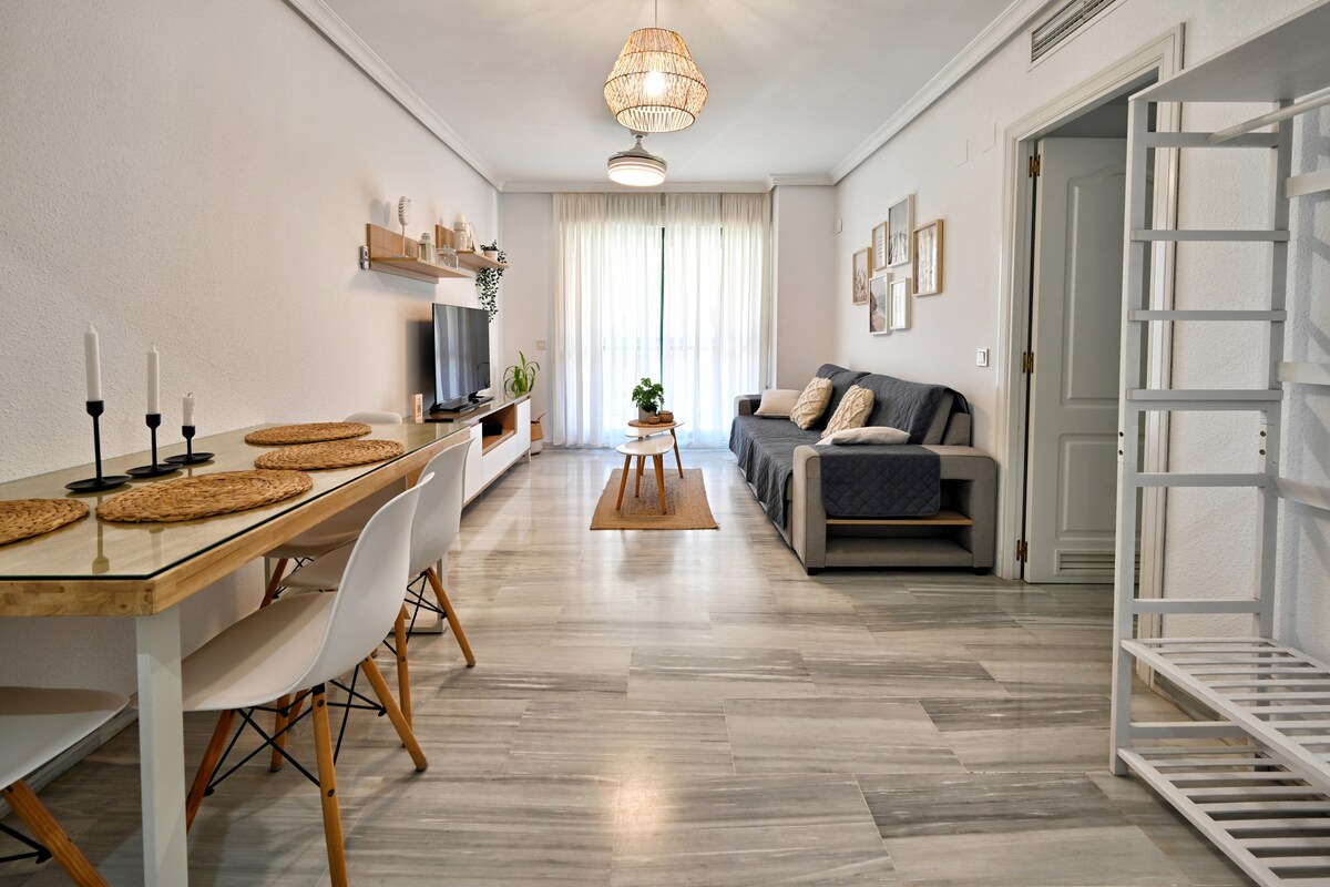  เมื่อเข้ามาคุณจะได้รับการต้อนรับด้วยห้องนั่งเล่น - ห้องรับประทานอาหารที่สว่างไสวตกแต่งด้วยสไตล์โมเดิร์น ในห้องนั่งเล่นคุณจะพบโซฟาเบดที่สะดวกสบายเหมาะสำหรับผู้มาเยือนและจอแบนที่คุณสามารถเพลิดเพลินกับรายการโปรดและภาพยนตร์