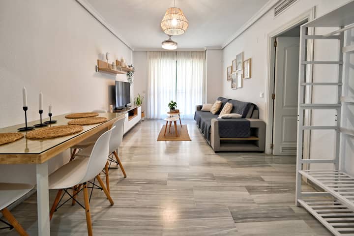  עם הכניסה, אתם מתקבלים על ידי סלון מואר המעוטר בסגנון מודרני. בסלון תמצאו ספה נפתחת נוחה אידיאלית למבקרים, כמו גם מסך שטוח שבו תוכלו ליהנות מהתוכניות והסרטים האהובים עליכם.