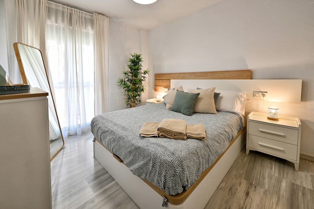 ห้องพักหลักมีเตียงคู่ที่กว้างขวางเหมาะสำหรับการพักผ่อนหลังจากไปชายหาดมาทั้งวัน นอกจากนี้ยังมีพื้นที่เพียงพอสำหรับเพิ่มเตียงเด็กอ่อนหากคุณเดินทางพร้อมเด็กทารก