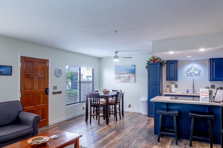 Cheerful 2-bedroom Townhouse With Pool And Spa