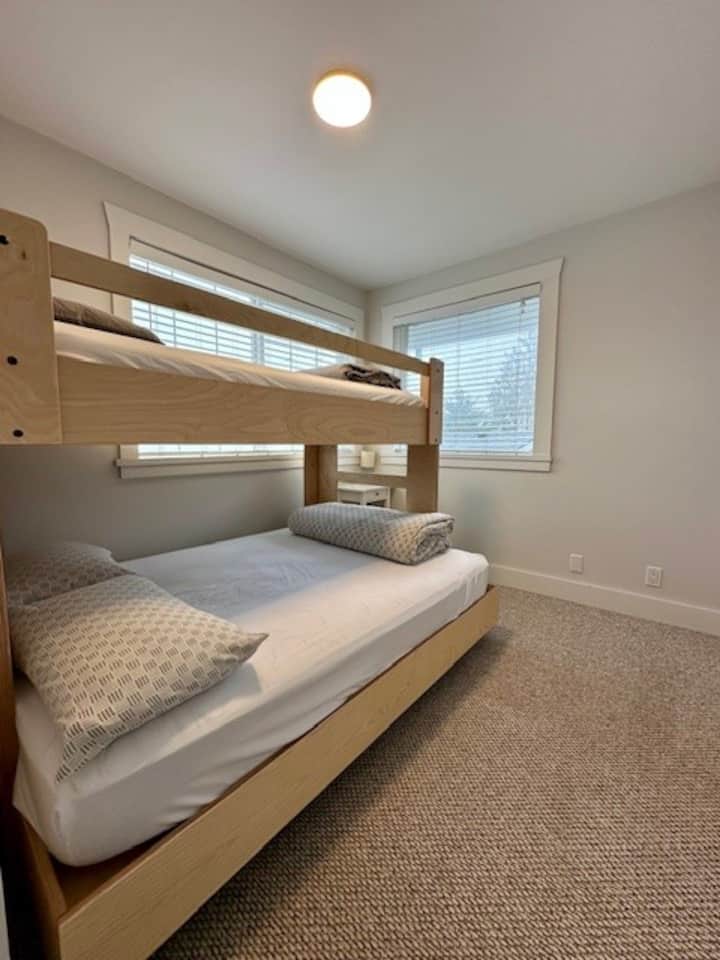 Camera da letto con letto a castello matrimoniale e letto singolo