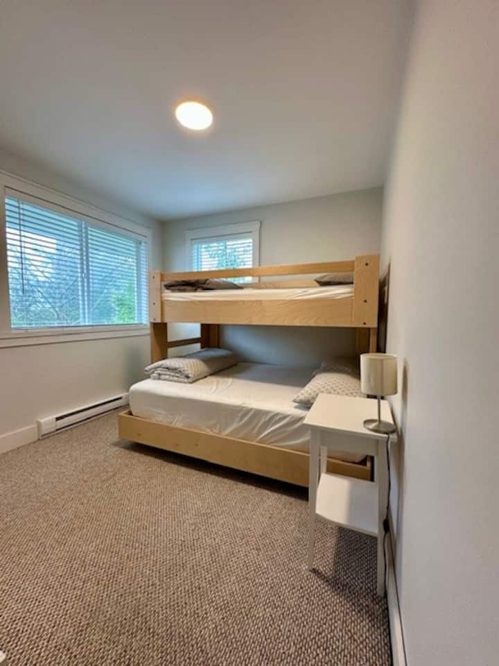 Camera da letto con letto a castello matrimoniale e letto singolo