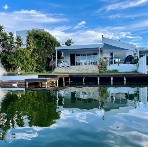 Tranquil waterside retreat