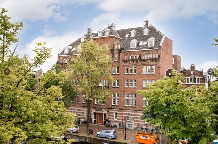 Beautiful canal home (130m2) prime location + lift gallery image 2