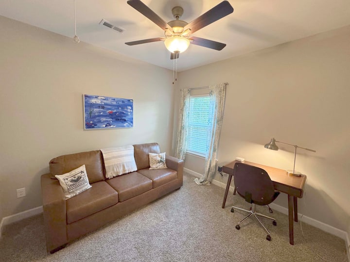 Спалня 2 също е удобно офис пространство! Диванът е чисто нов разтегателен диван с двойно легло queen size, който може удобно да настани 2 - ма гости. Тази спалня предлага и изключително голям килер. 