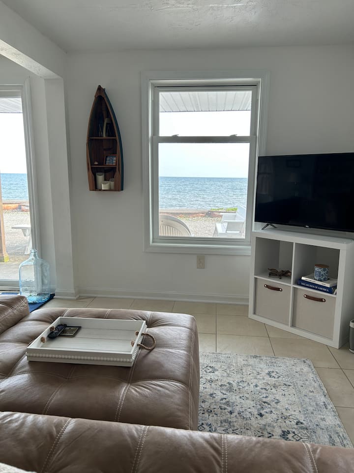 Lakefront Cottage W Stunning Sunset Views - North East, PA