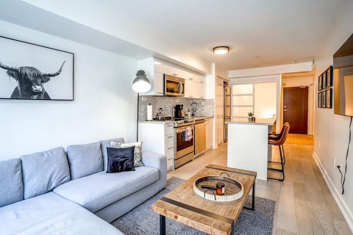 Elegant 2-Bed Condo in the Heart of Toronto