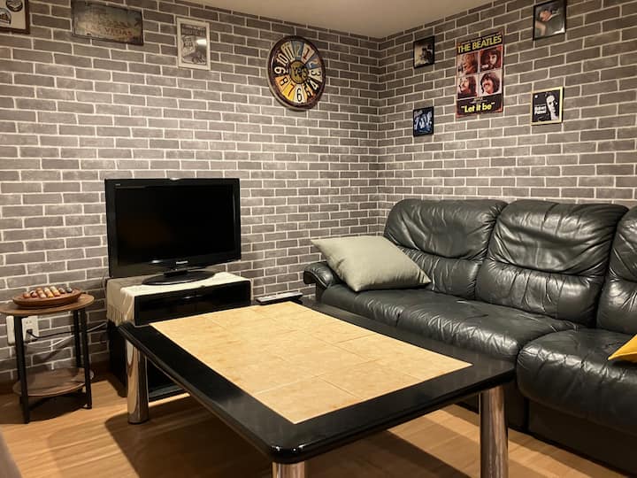 ห้อง B (ชั้นล่าง):
ห้องนั่งเล่น