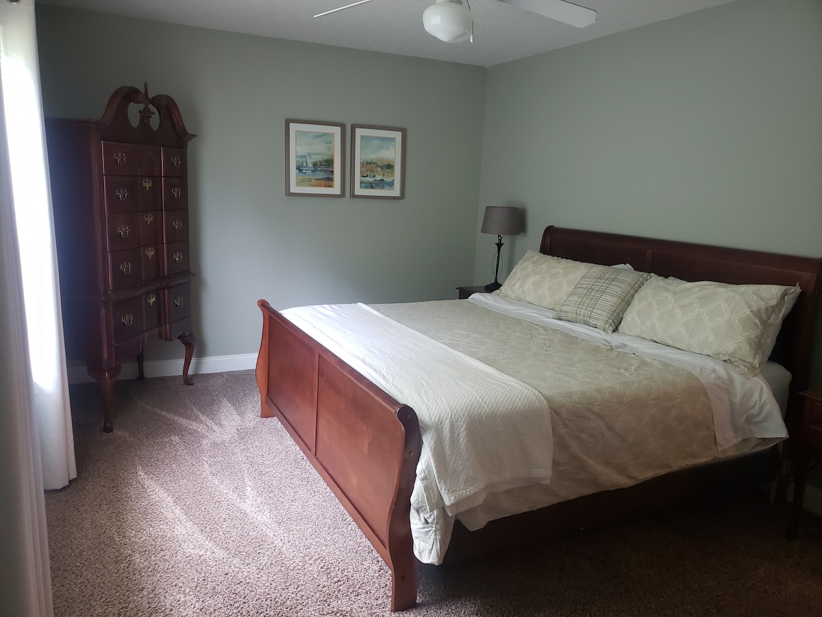 Насладете се на голямо двойно легло с висококачествен матрак и спално бельо.