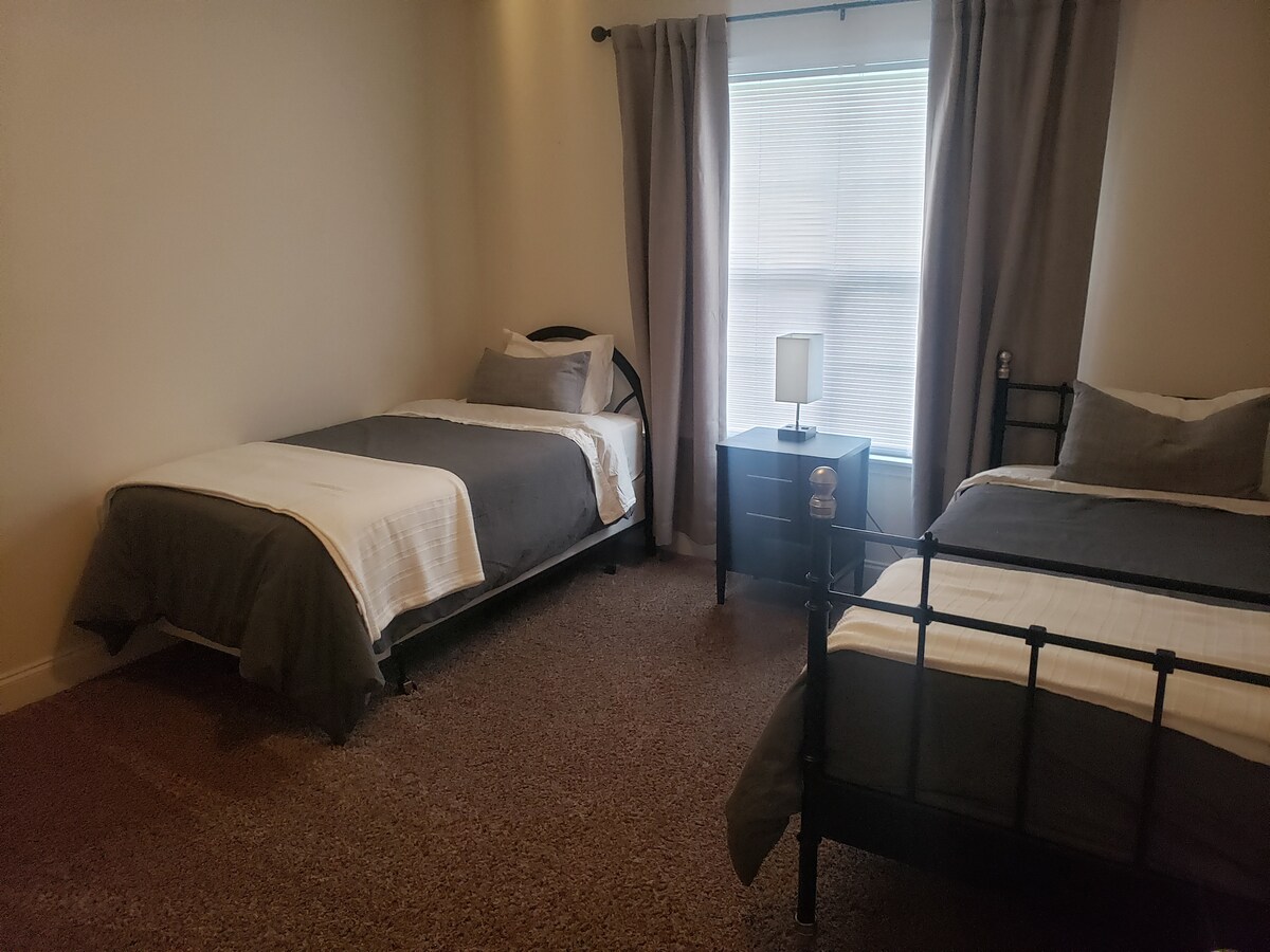 Две твърди единични легла.