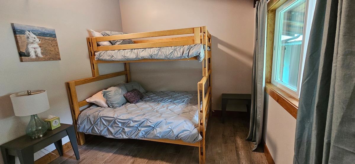 Сосема нов цврст кревет на спрат, XL близнак над брачен кревет (широк 180-220 см)