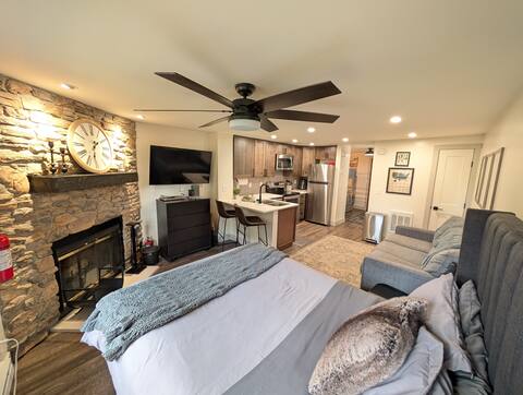 Cozy Ski/Bike Getaway +pool+hot tub+sauna