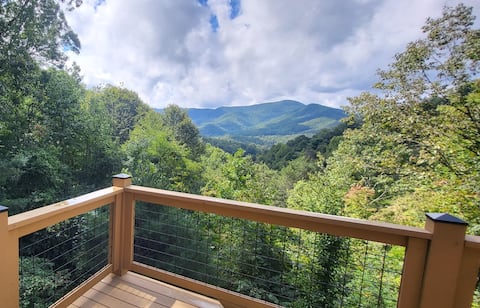 Cozy Mountain Chalet, with view private & near WCU