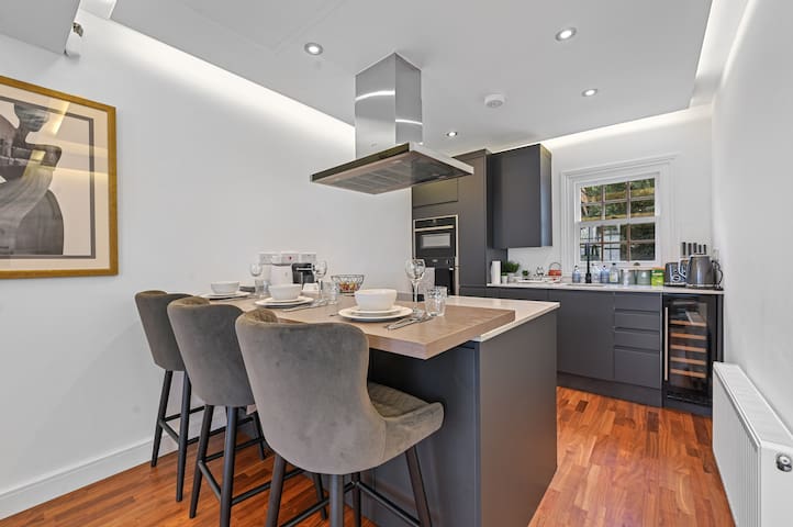 Prime Knightsbridge 3 Bedroom Townhouse gallery image 5