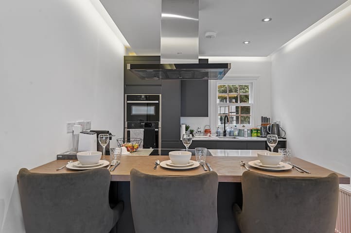 Prime Knightsbridge 3 Bedroom Townhouse gallery image 3