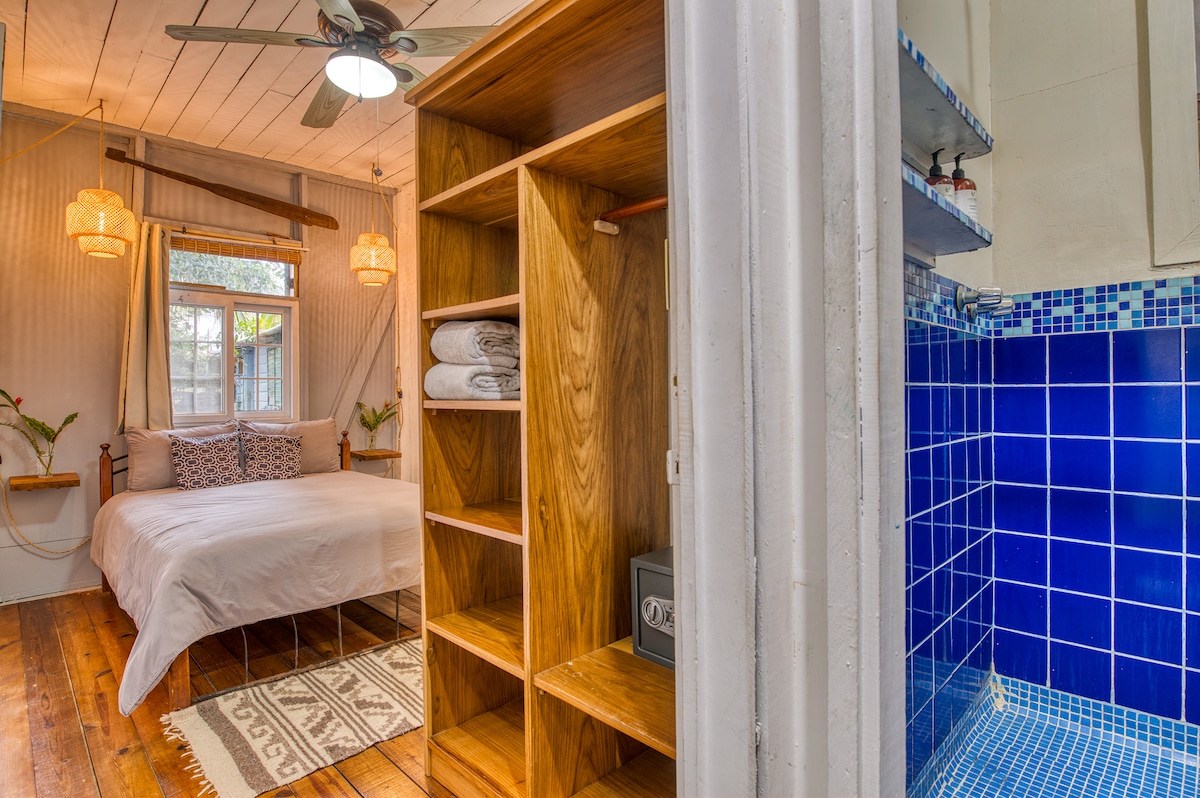 Habitación privada con cama de tamaño completo, ducha grande y baño privado.