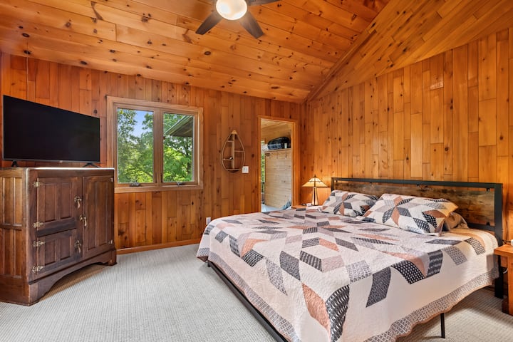 ห้องนอนที่โดดเด่นนี้มีเตียงใหญ่ที่อบอุ่นพัดลมเพดานควบคุมด้วยรีโมทโต๊ะข้างเตียง 2 ตัวพร้อมโคมไฟกระจกสีที่ได้รับแรงบันดาลใจจากแฟรงค์ลอยด์ไรท์ทีวีขนาด 42 นิ้วและหน้าต่าง 2 บาน ห้องพักแบบวอล์คอินมีวิวธรรมชาติที่น่าทึ่ง