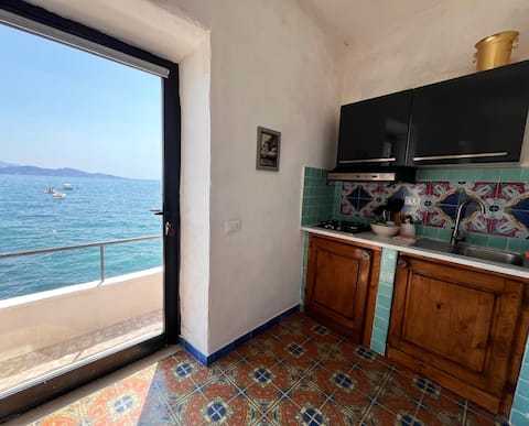 Airbnb con migliori performance: Flat 2: Apartment with private access to the sea a Terracina