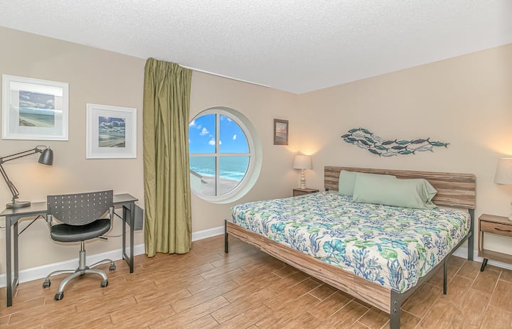 חדר שינה מס '2 כולל את מה שאנחנו מכנים באהבה "חלון Porthole ", שיש בו מספיק מקום מסביב לקצה כדי שהקטנים יוכלו להתמקם וליהנות מנופים מרהיבים של החוף.