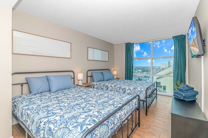 בחדר שינה מס '3 יש שתי מיטות קווין ומזרנים חדשים, טלוויזיה תלוית קיר, מנורות קטנות ושולחנות קצה לתאורה נעימה. הוא גם מספק טיזר קטן של קיר החלון מהרצפה עד התקרה. בכל חדר יש נוף לחוף הים!